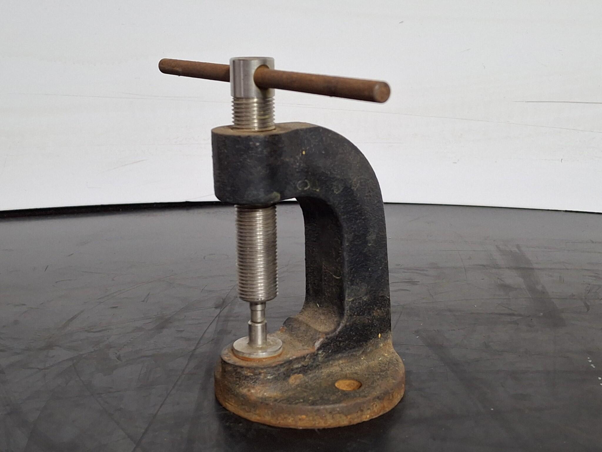 Small bench screw press
