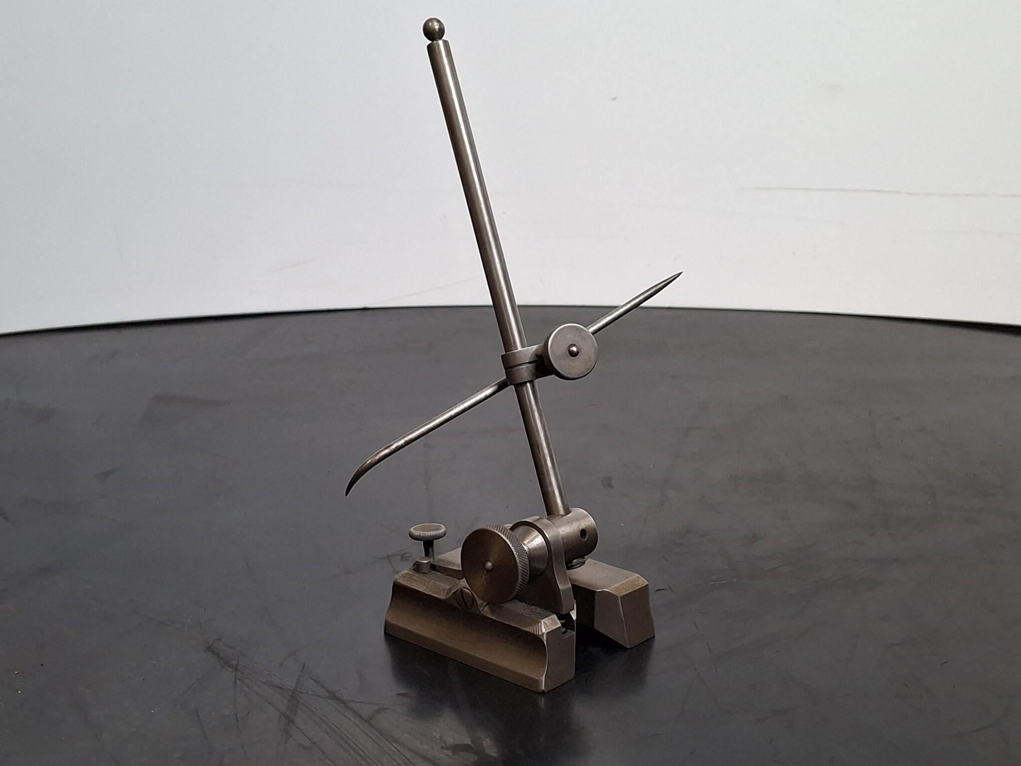 Metal surface gauge with scribing points