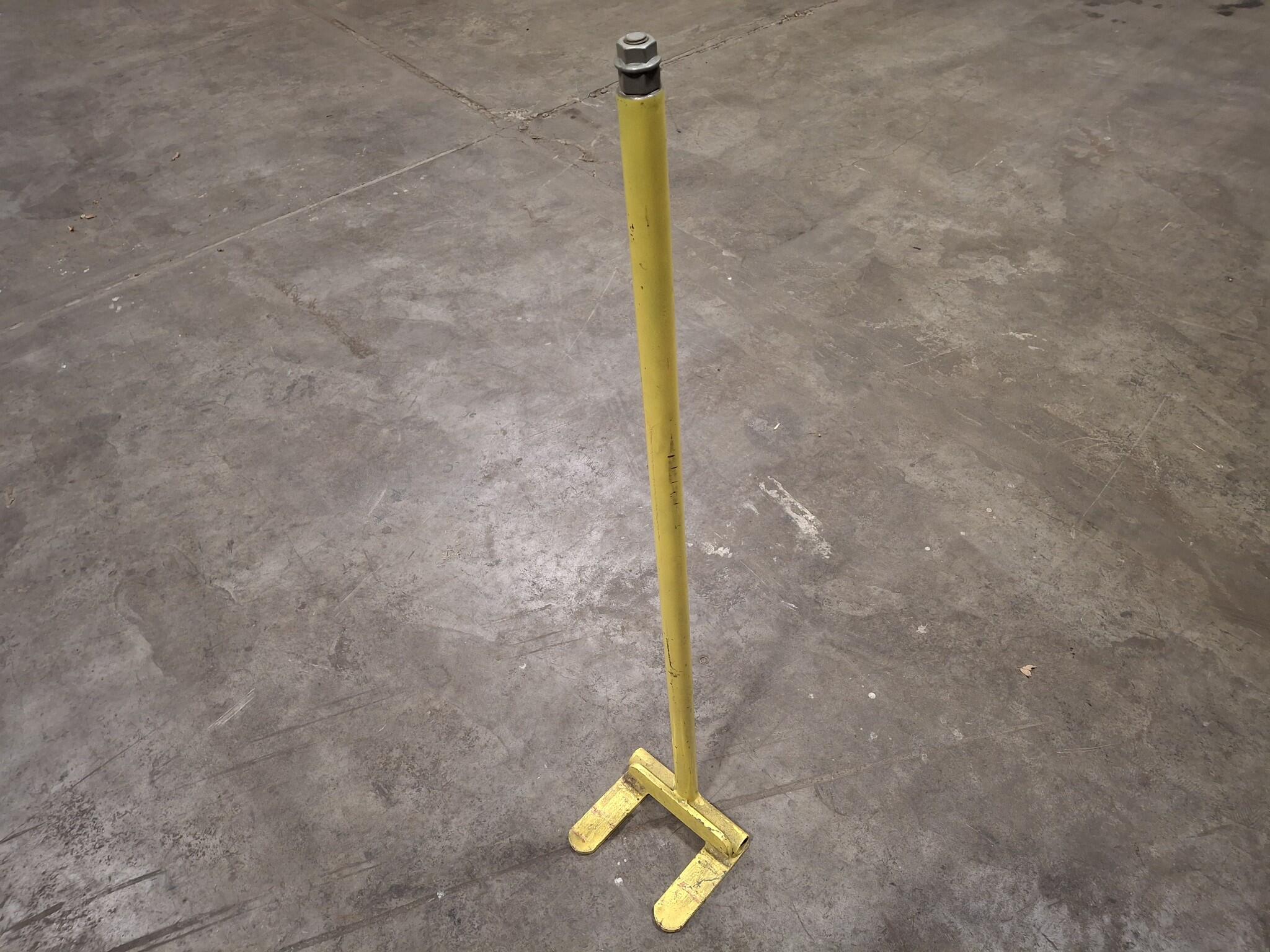 Yellow steel lifting tool
