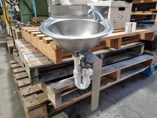 Stainless Steel Sink Basin w/ Leg Actuated Tap
