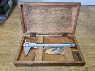 Mitutoyo 150mm Universal Vernier Caliper 190-102