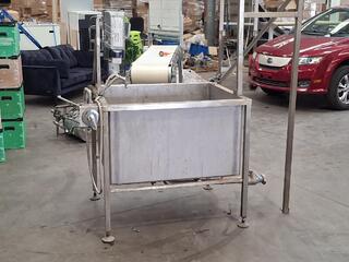 Stainless steel wash tank with mixer tap and drain valve