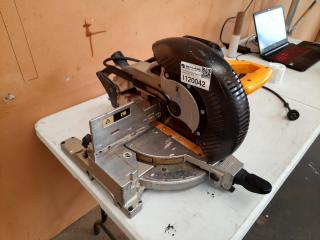 DeWalt DW713 10" (254MM) Compound Miter Saw.