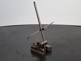 Metal surface gauge with scribing points