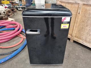 Vogue 117L Retro Classic Style Bar Refrigerator