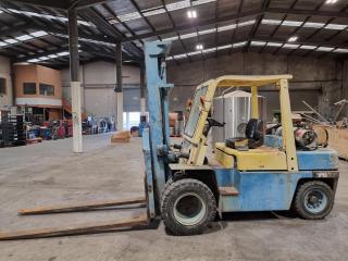 1985 Datsun / Nissan Duel Fuel 4 Ton Forklift