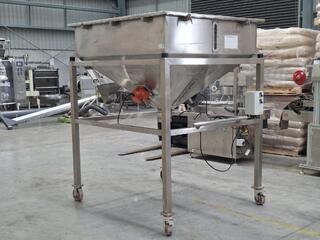 Stainless steel blending bin with vibrator and discharge valve