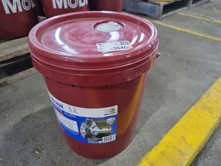 New 20 Litre Pail Mobil Hydraulic Oil