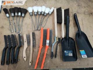 25x Assorted Wire, Plastic & Hair Bristled Brushes + 2x Metal Shovels