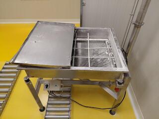 Vibrating Sieve Hopper with Stainless Steel Mesh Table