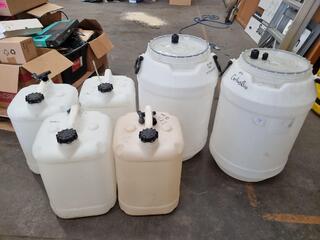 6x Assorted Plastic Containers