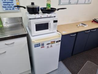 115L Fridge, 700W Microwave, + Electric Hotplate & 2x Pans